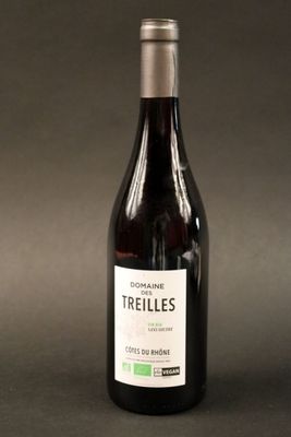 une bouteille de vin posée sur une table