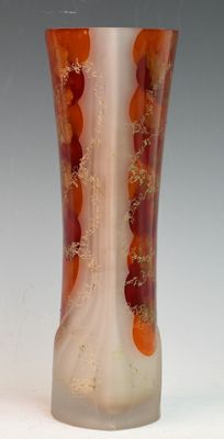 un vase en verre orné d'oranges, posé sur une table