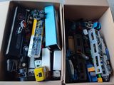 deux cartons qui contiennent beaucoup de jouets