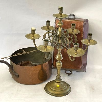 un candélabre avec un autre candélabre et un pot sur la table