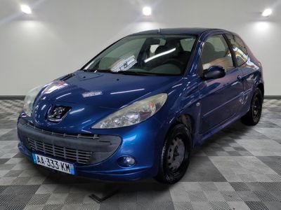une photo d'une voiture bleue garée dans un garage