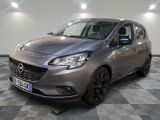 L'Opel grise est garée dans une pièce au sol carrelé en damier.