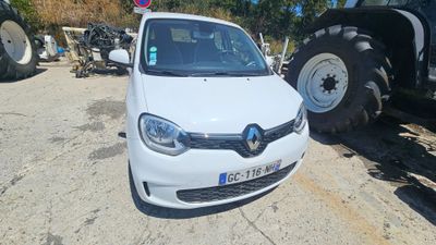 une photo d'une voiture blanche garée à côté d'un tracteur