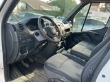une voiture qui se trouve à l'arrière du camion