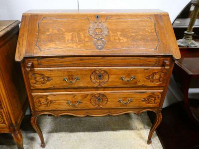 un petit bureau en bois surmonté d'un tiroir