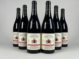 six bouteilles de vin sont alignées dans une rangée