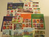 une photo d'une table sur laquelle se trouvent tout un tas de timbres