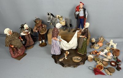 de nombreuses figurines de personnes assises sur une table