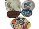 quatre assiettes ornées de motifs différents sur fond blanc