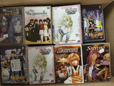 plein de livres sur les anime dans une boîte