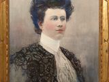 portrait d'une femme en robe noire et chemisier blanc