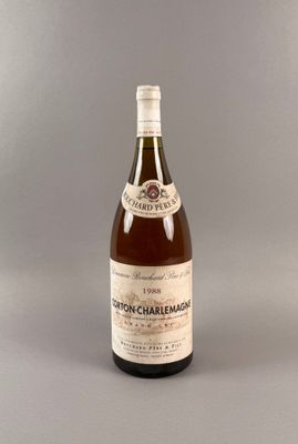 une bouteille de vin posée sur une table