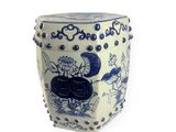 un vase bleu et blanc posé sur une surface blanche