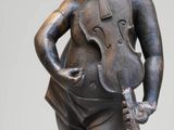 statue en bronze représentant un jeune garçon tenant un violon