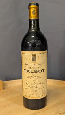 une bouteille de vin posée sur une table en bois