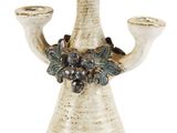 un vase blanc orné d'une grappe de raisin