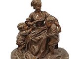 statue en bronze représentant une femme et des enfants assis sur un banc