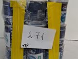 une pile de rouleaux de papier toilette sur laquelle est accrochée une pancarte