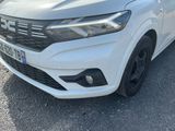 l'avant d'une voiture blanche garée sur un parking