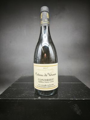 une bouteille de vin posée sur une table