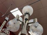 un lustre suspendu au plafond d'un magasin
