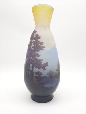 un vase orné d'une image représentant une forêt