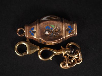deux bijoux posés sur une surface noire