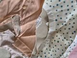 un gros plan d'une couette en patchwork ornée de pois