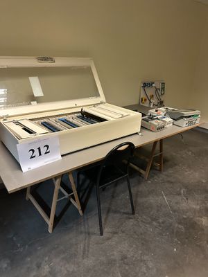 une table sur laquelle se trouve une machine à voter, dans une pièce