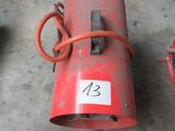 une borne d'incendie rouge posée par terre à côté d'un équipement bleu