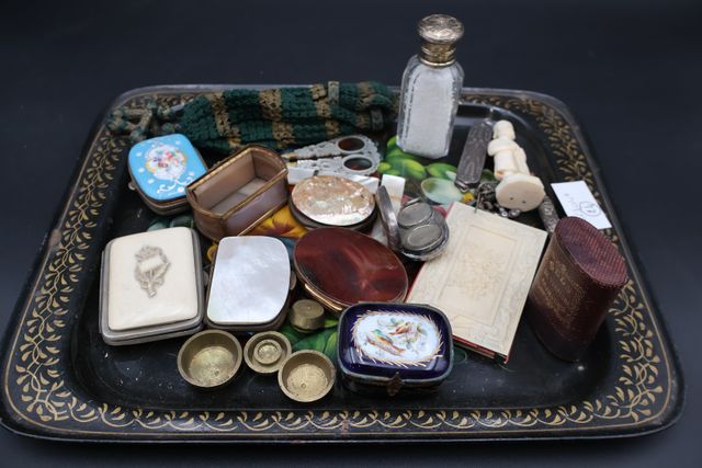 Objets de vitrine (lot) : quatre petits porte-monnaie (nacre, por...