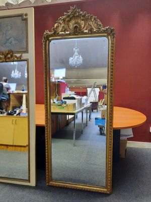 deux grands miroirs posés sur une table dans une pièce