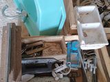 une caisse en bois remplie d'outils divers, posée par terre