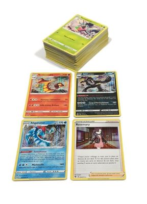 jeu de cartes à collectionner Pokémon avec de nombreuses cartes empilées les unes sur les autres