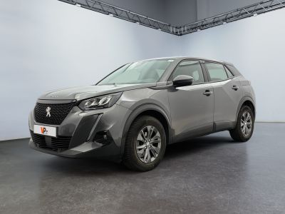 une voiture grise garée dans un garage aux murs blancs