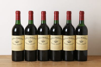 six bouteilles de vin rouge alignées sur une table en bois