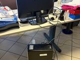 un bureau sur lequel se trouvent un écran d'ordinateur et un ordinateur portable