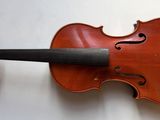 un gros plan d'un violon accroché au mur, sur fond blanc