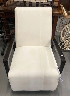 une chaise blanche qui se trouve dans une pièce