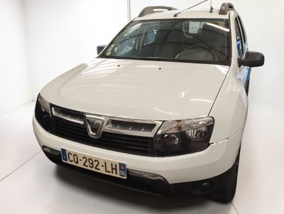 une voiture blanche garée dans une pièce blanche
