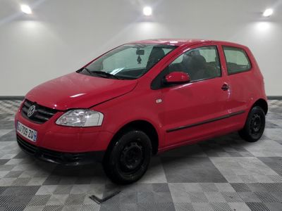la voiture rouge est garée dans le garage sur le sol en damier