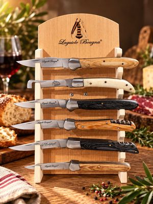 une présentation de couteaux et de pain sur une table