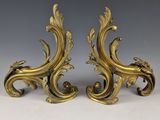 paire de gants français anciens ornés de volutes et de feuilles