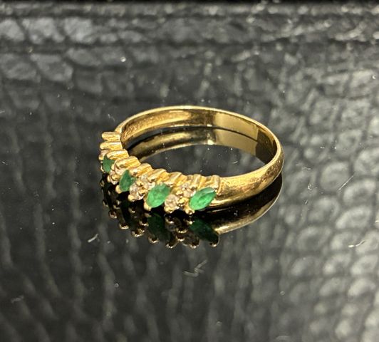 Bague en or 18 carats 750 millièmes à décor alterné de 5 petites ...