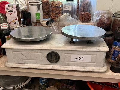 une photo d'un plan de travail de cuisine sur lequel est posée une balance