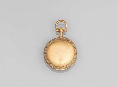 une montre de poche en or antique avec une chaîne, posée sur une surface blanche