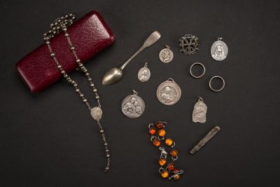 Lot en argent et métal argenté composé de médailles, bracele… - Photo 1