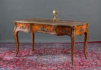 Bureau plat en marqueterie de bois de rose et bois de violet…