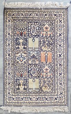 un tapis bleu et blanc orné d'un motif