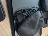 un ordinateur portable et d'autres appareils électroniques posés sur une table